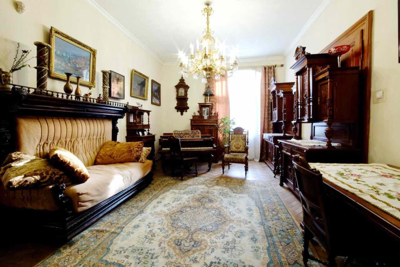 לבוב "Eva Stories" Movie Apartment On Rynok Square מראה חיצוני תמונה
